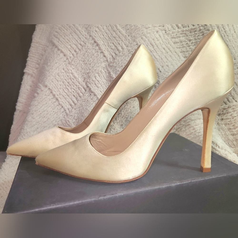 MANOLO BLAHNIK IVORY SATIN POINTED TOE HIE HEEL PUMPS, 41 E.U. ITALY